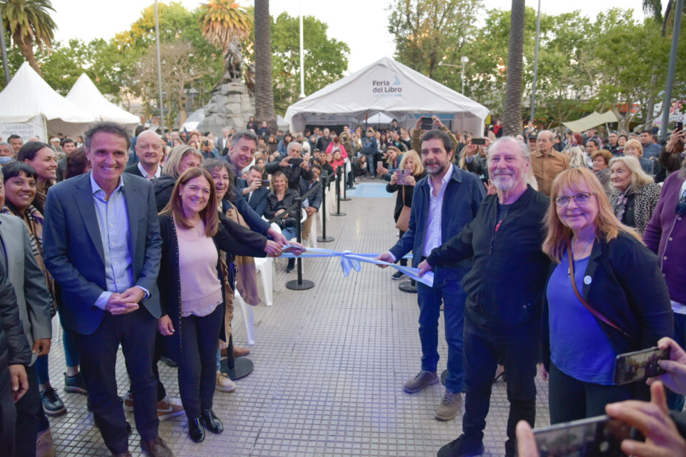 Con gran convocatoria, arrancó la primera Feria del Libro San Martín Lee ?  - INFO135