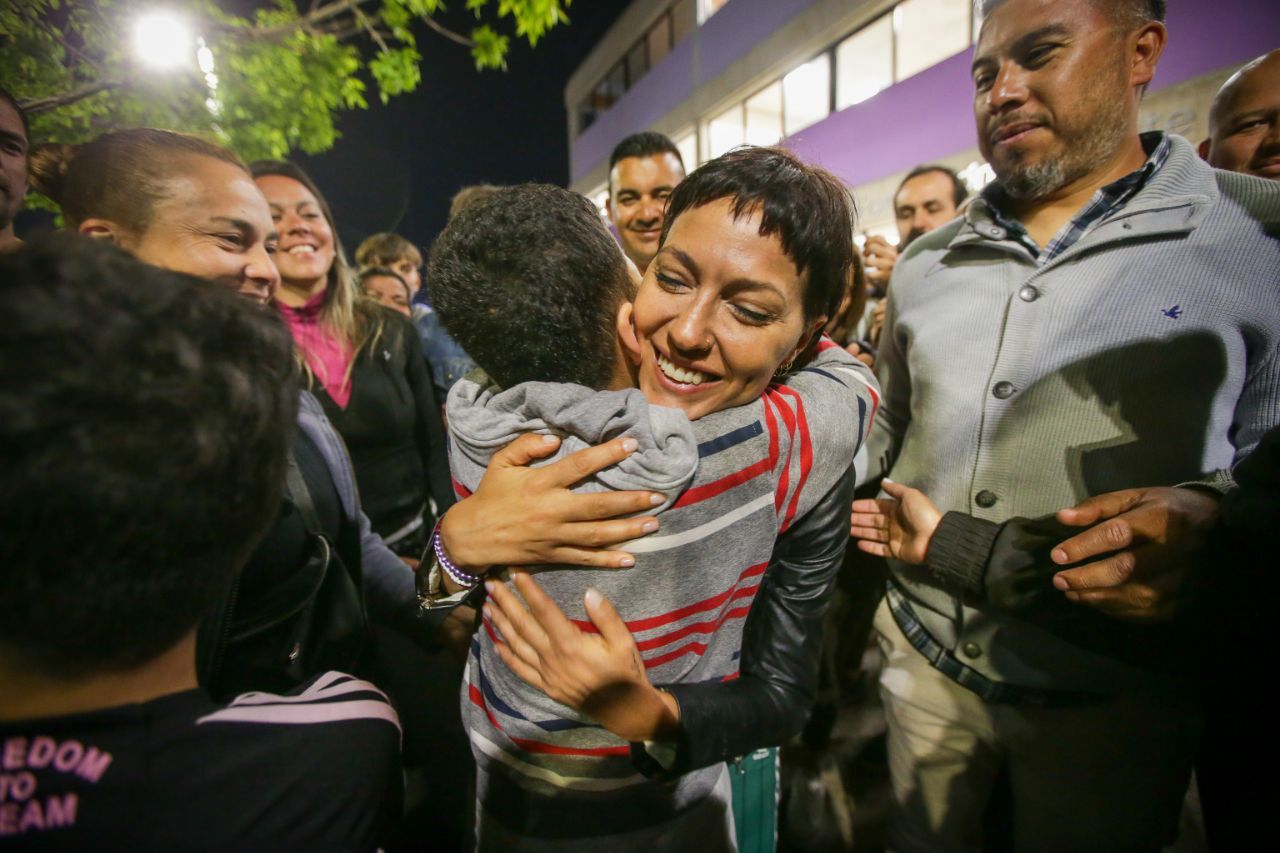 Mayra junto a una multitud de vecinos en el cierre de los festejos por el  74º aniversario de san Francisco Solano - INFO135