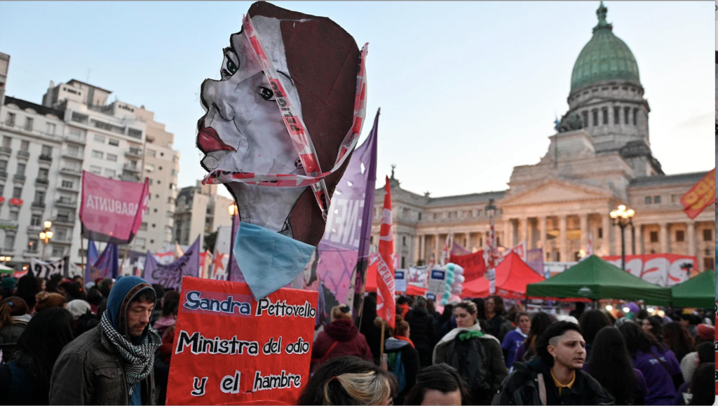 Ni Una Menos: Masiva marcha de las mujeres contra el hambre, el odio y ...
