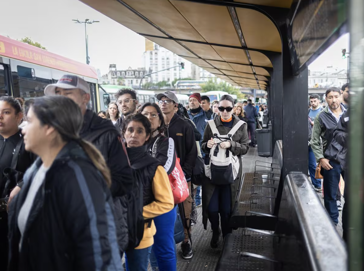 Viajar en el AMBA ya es un infierno: menos colectivos, más espera y un ...